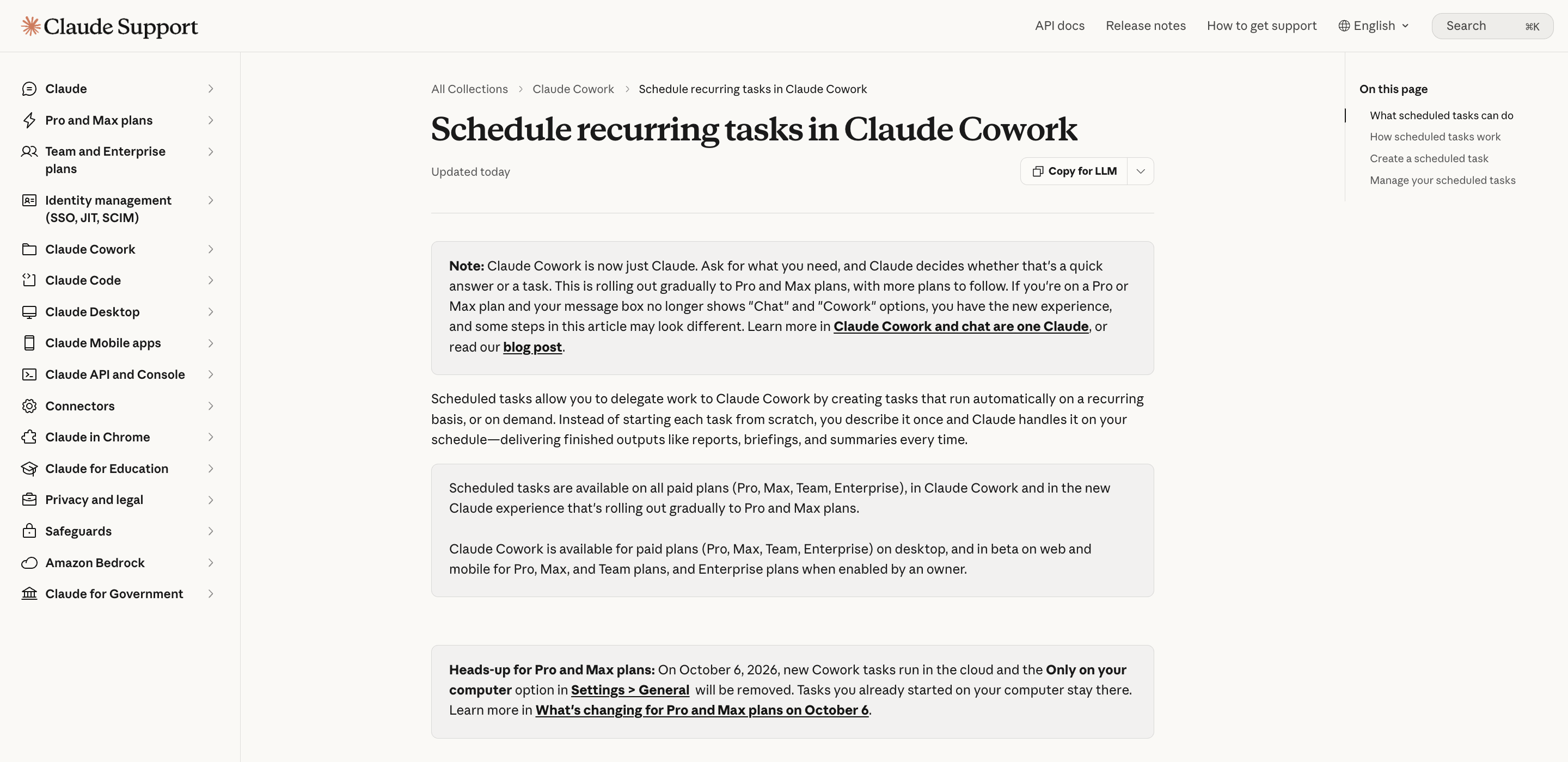 Claude 고객센터의 예약 작업 안내 문서. Claude Cowork가 이제 그냥 Claude라는 안내와 함께, 2026년 10월 6일부터 Pro·Max 플랜의 새 Cowork 작업이 클라우드에서 실행되고 설정의 내 컴퓨터에서만 옵션이 제거된다는 공지가 표시돼 있다